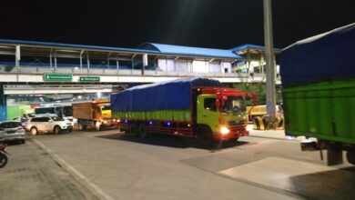 Photo of Pedagang Kopi Keliling di Pelabuhan Penyeberangan Kapal Roro Merak Banten