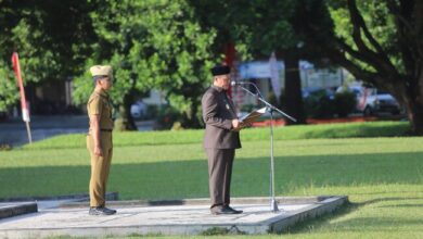 Photo of Pj. Bupati Lampung Barat, Drs. Nukman, M.M., Serahkan 10 Juta Bendera Merah Putih