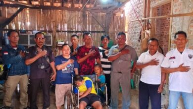 Photo of Beberapa Awak Media Serahkan Bantuan Kursi Roda dan Sembako kepada Penyandang Disabilitas, Nopri Prasetyo