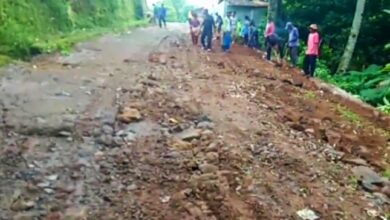 Photo of Jalan Kabupaten Menuju Desa Way Melan hingga Way Perancang Rusak Parah, Warga Harapkan Perhatian Pemerintah