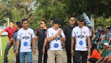 Photo of Bupati dan Wakil Bupati Lampung Utara Hadiri Final Turnamen Sepak Bola HUT ke-79 dan Tutup Secara Resmi Rangkaian Pertandingan di Lapangan Kimal