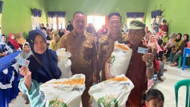Photo of Pemdes Blambangan Salurkan Bantuan Sembako bagi 376 KPM